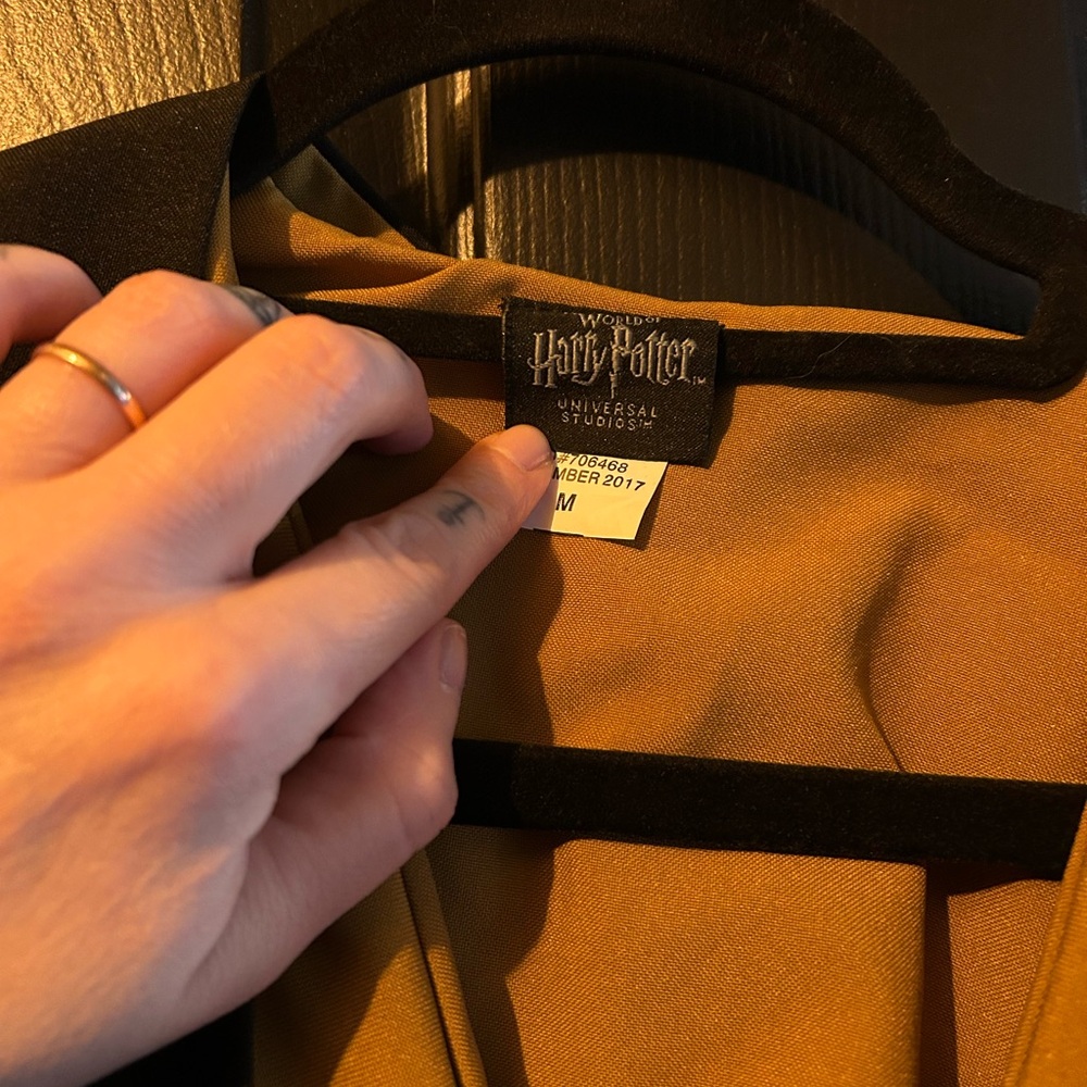 Hogwarts Hufflepuff Robe - Black with Gold Lining - Picture 3 of 3